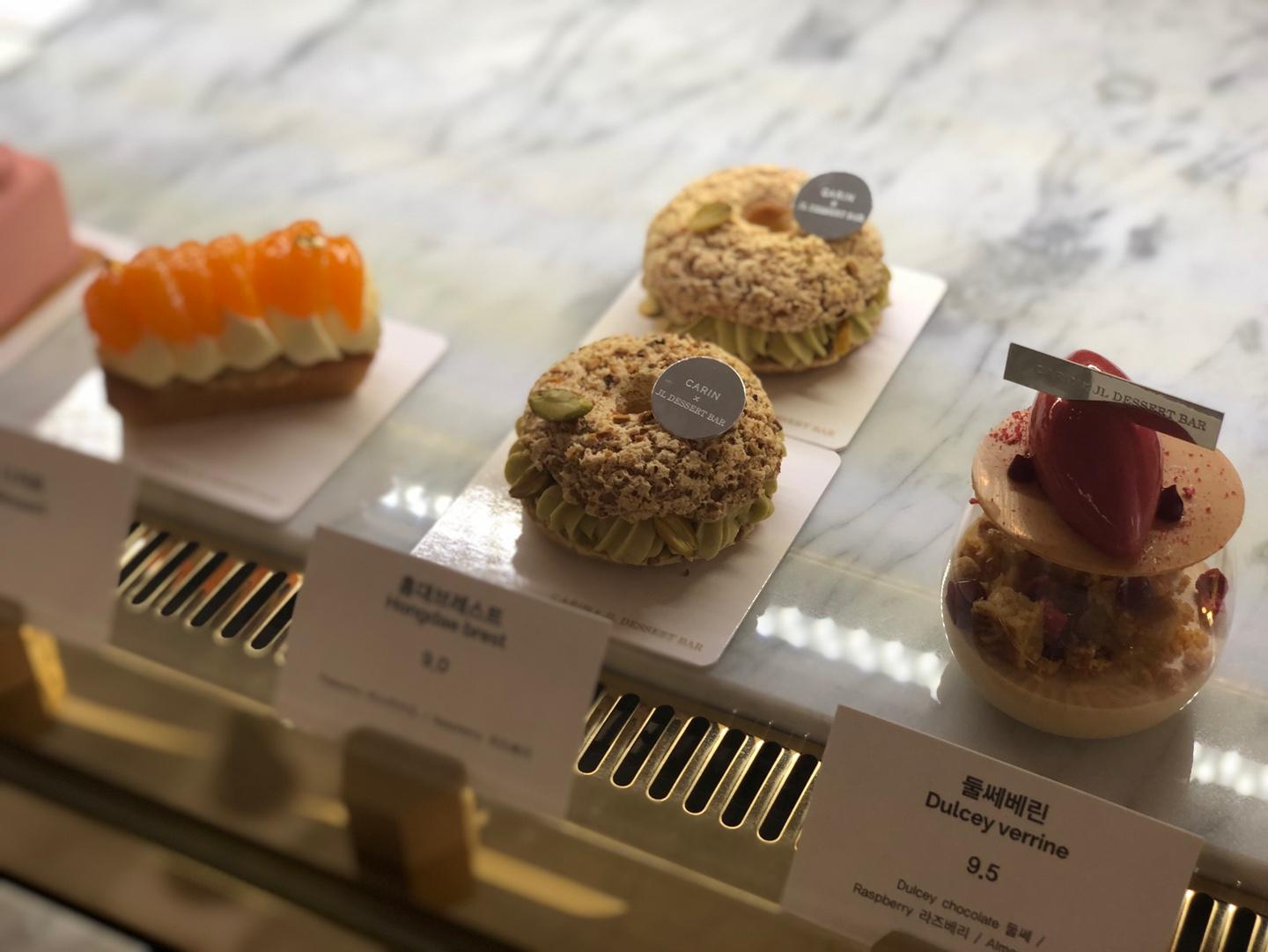 係眼鏡鋪同時又係一間咖啡廳？弘大「CARIN LOUNGE」探訪記，超靚打卡風格但...甜品令人差強人意